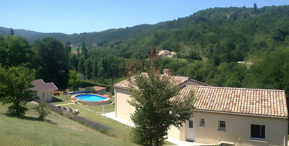 Gîte pour 7 personnes, avec jardin ainsi que terrasse et piscine