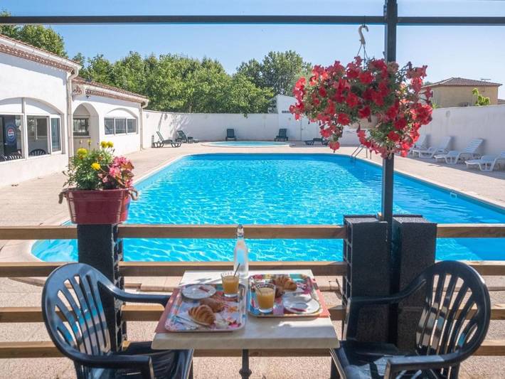 Camping pour 4 personnes, avec Terrasse et Piscine