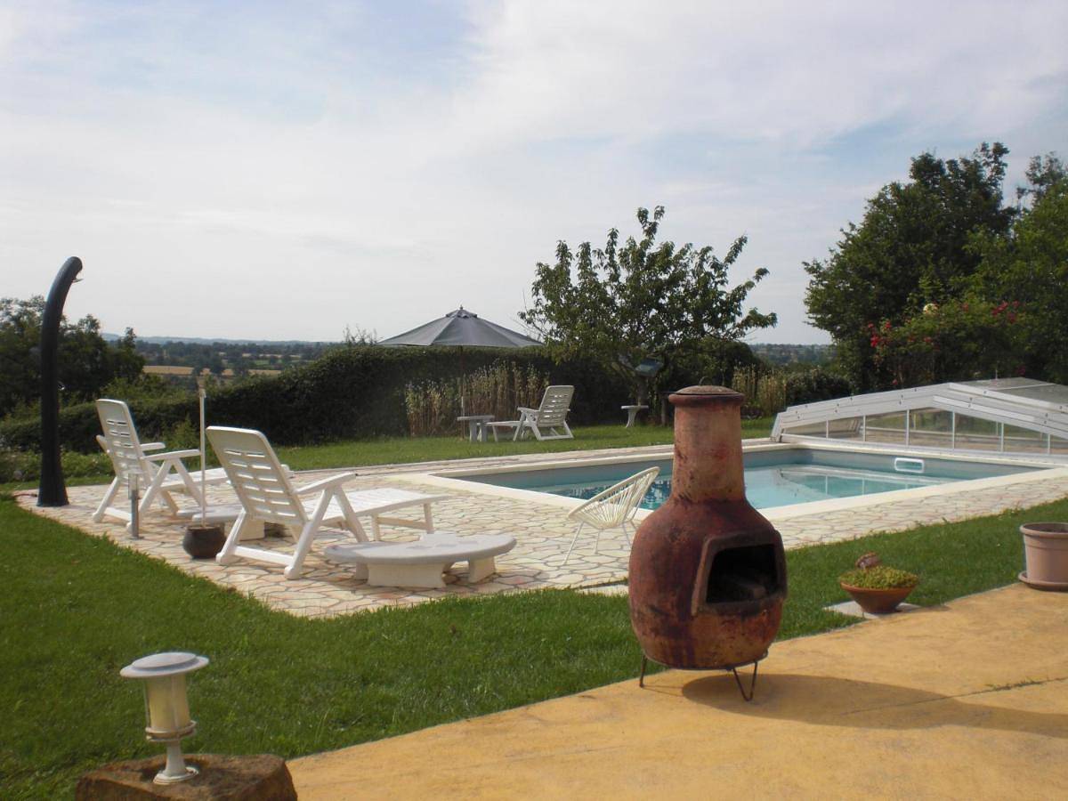 Two-Bedroom Suite in Chenay-le-Châtel, Région de Charolles