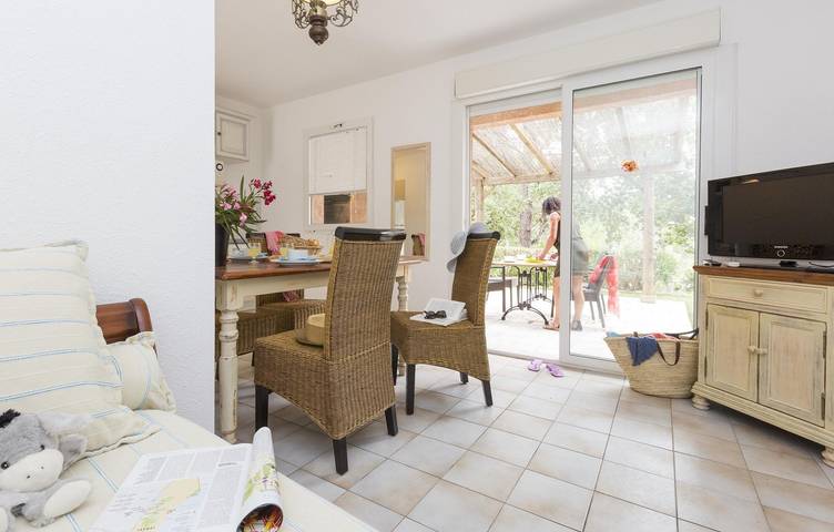 Location de vacances pour 6 personnes, avec terrasse ainsi que jardin et piscine, animaux acceptés à Sari-Solenzara - 3