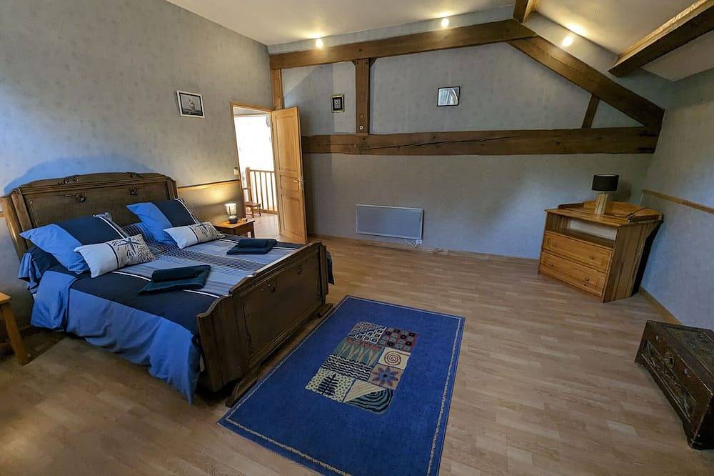 Charming 2-Bed Gîte with Pool on 3-Hectare Farm with Pets in Haute-Marne