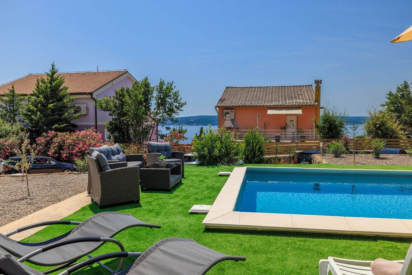 Ganze Wohnung, Hundefreundliches Apartment nur 350 Meter zum Strand mit Meerblick, Pool, Wifi in Dramalj, Primorje-Gorski Kotar