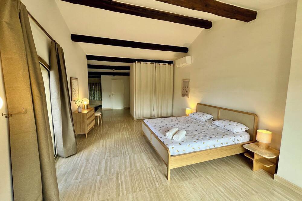 Bastide provençale climatisée, 12/14 couchages, avec piscine privée et jacuzzi in Jouques, Région d'Aix-en-Provence