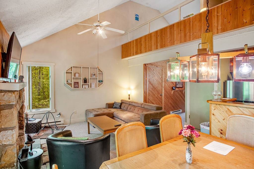 Treetop condo near golf + skiing with deck, grill, fireplace, & washer/dryer in Blakeslee, Carbon County (PA)
