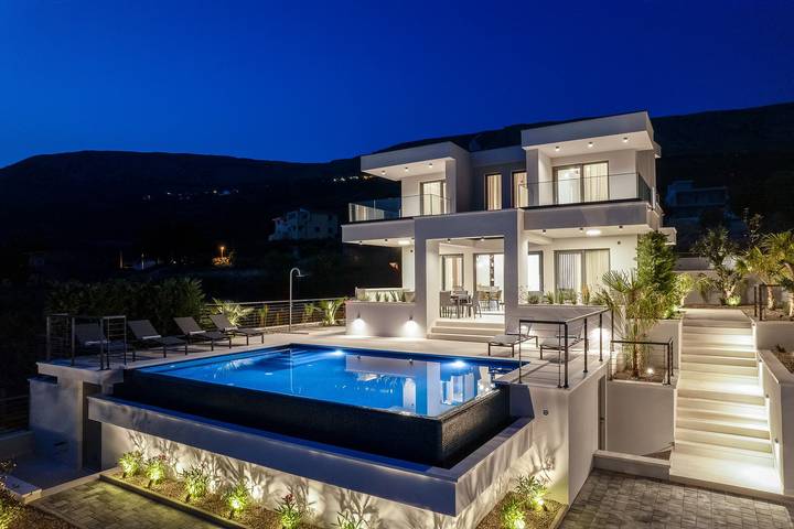 Ferienhaus für 9 Personen, mit Balkon/Terrasse und Pool in Podstrana
