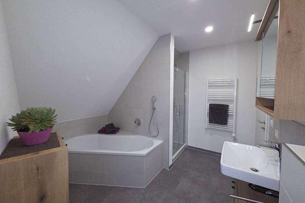Ganze Wohnung, Komfortable, 2 Zimmer -75m²,  große Ferienwohnung in Margetshöchheim - Zentrum in Margetshöchheim, Fränkisches Weinland
