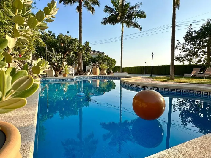 Alojamiento y desayuno para 2 personas, con piscina además de vistas y jardín - 1