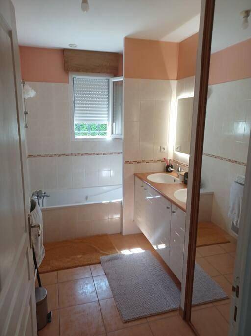 Location de vacances pour 6 personnes, avec terrasse ainsi que vue et piscine dans Arthès - 3