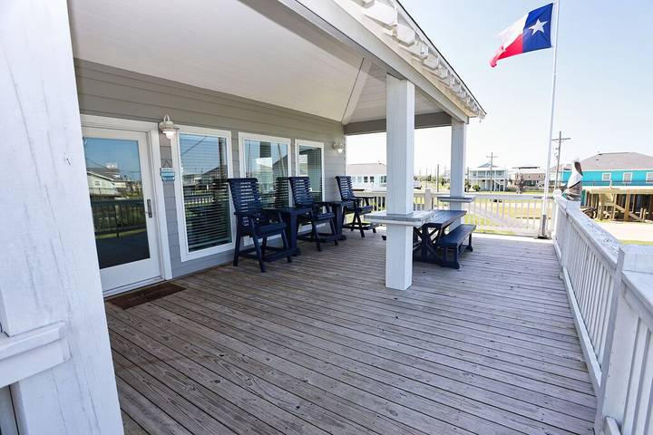 Vacation house for 12 people, with yard and balcony in Bolivar Peninsula