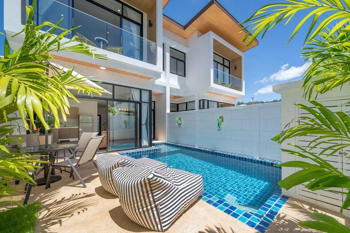 Villa pour 7 personnes, avec balcon ainsi que piscine et vue