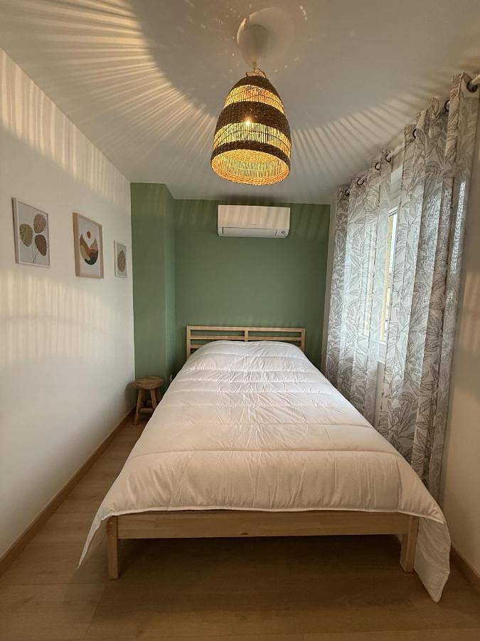 Location de vacances pour 6 personnes, avec vue et jardin à Saint-Laurent-d'Andenay - 2