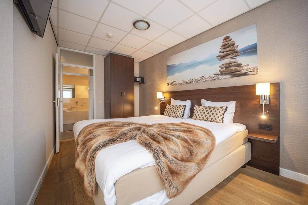 Scenic Escape with Complimentary Breakfast, Parking and Local Trails in Middelburg, Walcheren