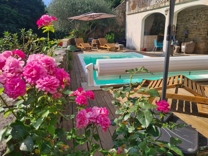 Gîte pour 13 personnes, avec terrasse ainsi que piscine et jardin à Saint-Jean-de-Valériscle