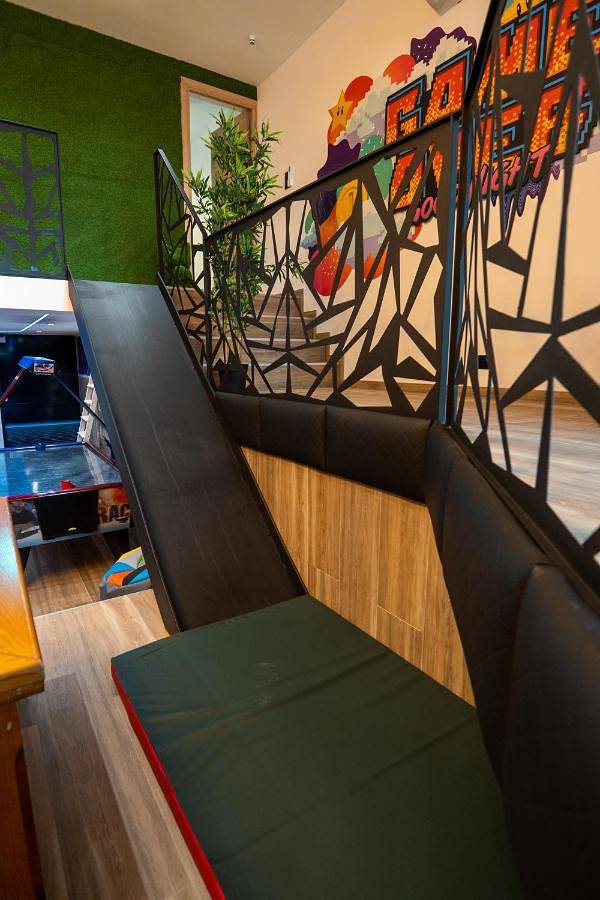 Appartement entier, Capsule Luna Park - Jacuzzi - Sauna - Jeux & Arcades - Billard - Netflix & Home cinéma - in Valenciennes, Région de Valenciennes