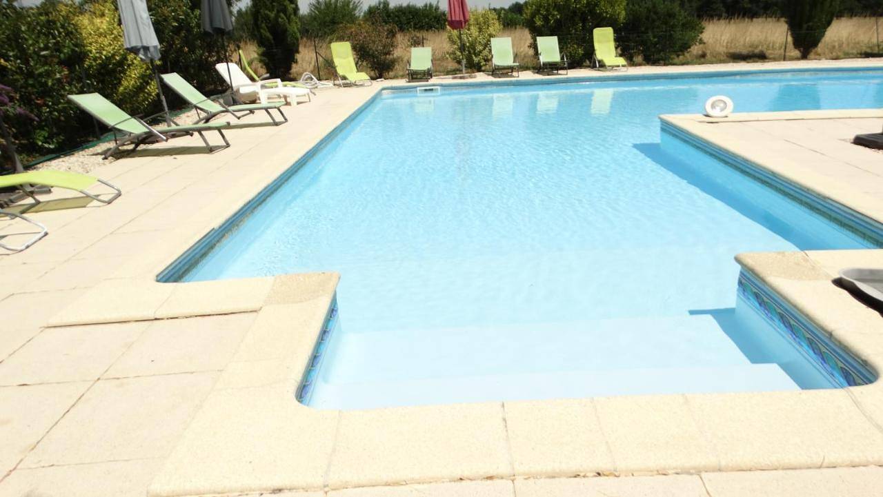 La Petite Grange gîte climatisé plain-pied 3 chambres 5 personnes 2 toilettes, parking, Wifi, piscine d'été chauffée à partager, Animaux acceptés Gîte en pleine nature in Lorignac, Région de Jonzac