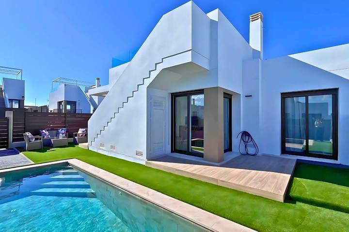 Villa pour 4 personnes, avec Terrasse ainsi que Jardin et Piscine à Orihuela