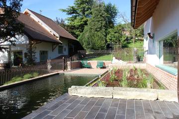 Gîte pour 2 personnes, avec terrasse ainsi que jardin et piscine, animaux acceptés en Savoie