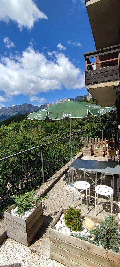 Gîte pour 4 personnes, avec terrasse et vue à Château-Bernard - 2