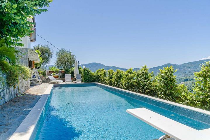 Appartamento intero, Guesthost - Exclusive Villa with pool & parking in Rapallo (Città), Rapallo