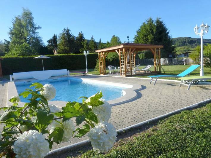 Location de vacances pour 4 personnes, avec Terrasse et Jardin ainsi que Piscine et Vue à Saint-Just-en-Chevalet