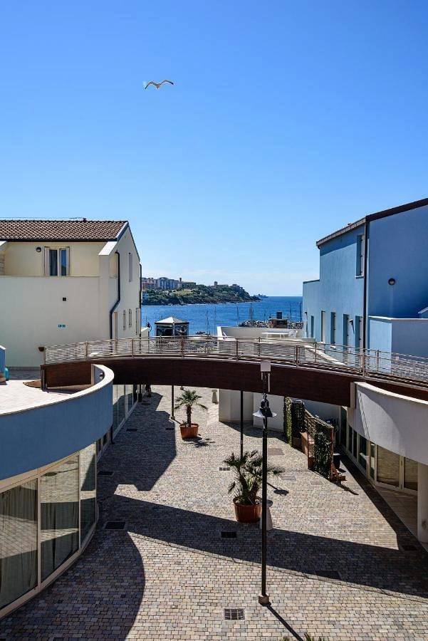 Appart’hôtel pour 2 personnes, avec Terrasse ainsi que Jardin et Piscine à Piombino