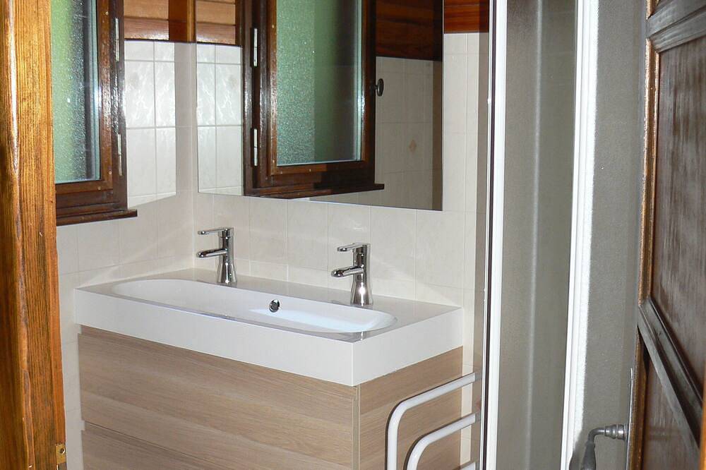 Chalet avec vue sur les Alpes, 4 chambres, idéal pour les vacances. in Le Biot, Région de Thonon-les-Bains