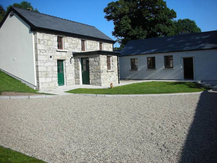 Hostel for 10 people, with Terrace and Yard as well as View in County Wicklow