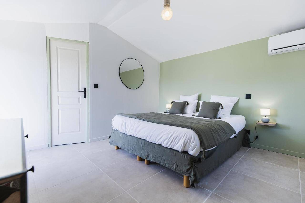 Triple Room with Mountain View in Lagnes, Parc naturel régional du Luberon