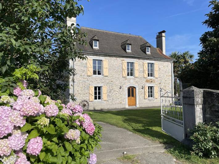 Gîte pour 12 personnes, avec terrasse et jardin, animaux acceptés en Pyrénées-Atlantiques