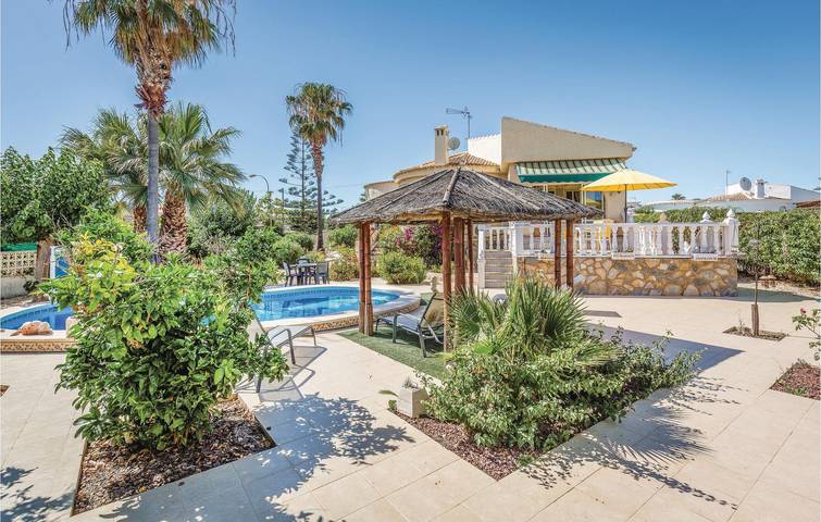 Appartement au bord de la piscine avec terrasse, parking et WiFi in El Chaparral, Torrevieja