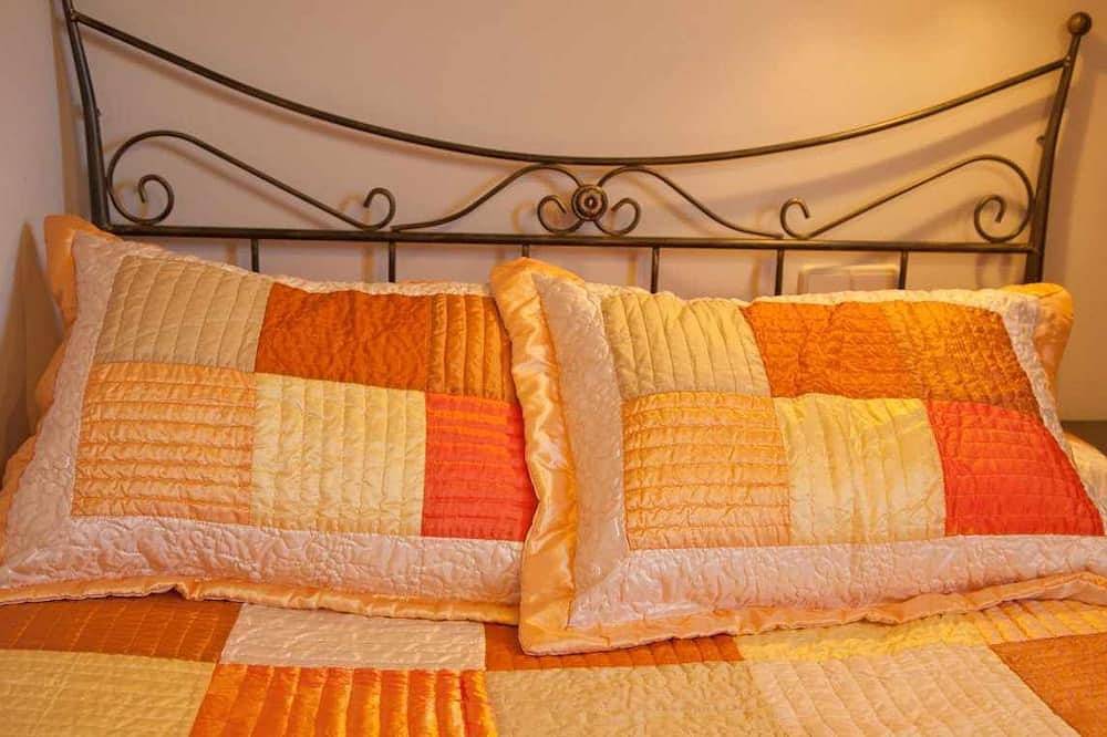 Entire apartment, Valdecarzana Apartments. Braña Charamaxil bear path. 3k from San Martin in Teverga, Cordillera Cantábrica