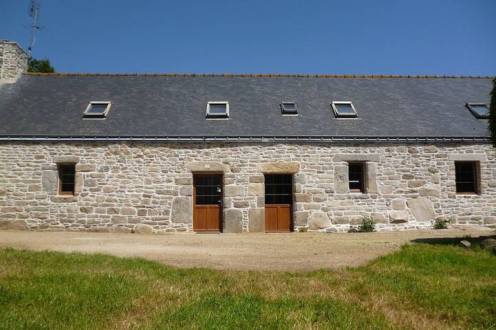 Gîte pour 8 personnes, avec jardin à Kerpert