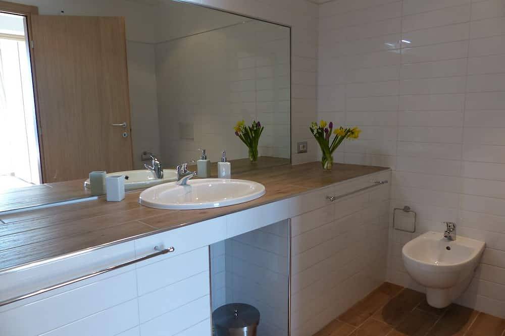 Entire apartment, Well maintained 4 room apartment with dream view and solar heated pool in Viggiona, Trarego Viggiona