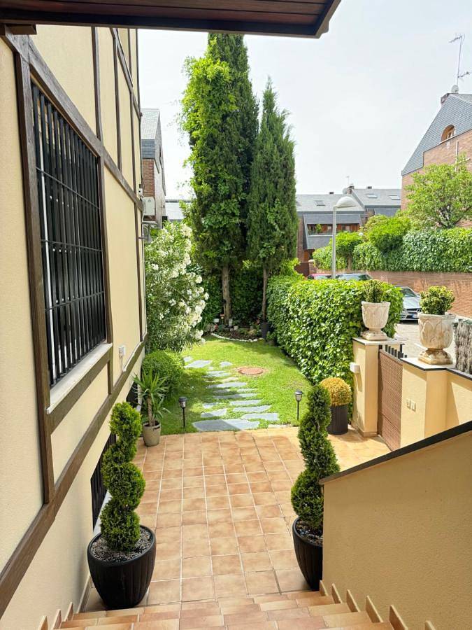 Moderna Casa de Lujo con Jacuzzi en el Jardín in Fuencarral-El Pardo, Madrid