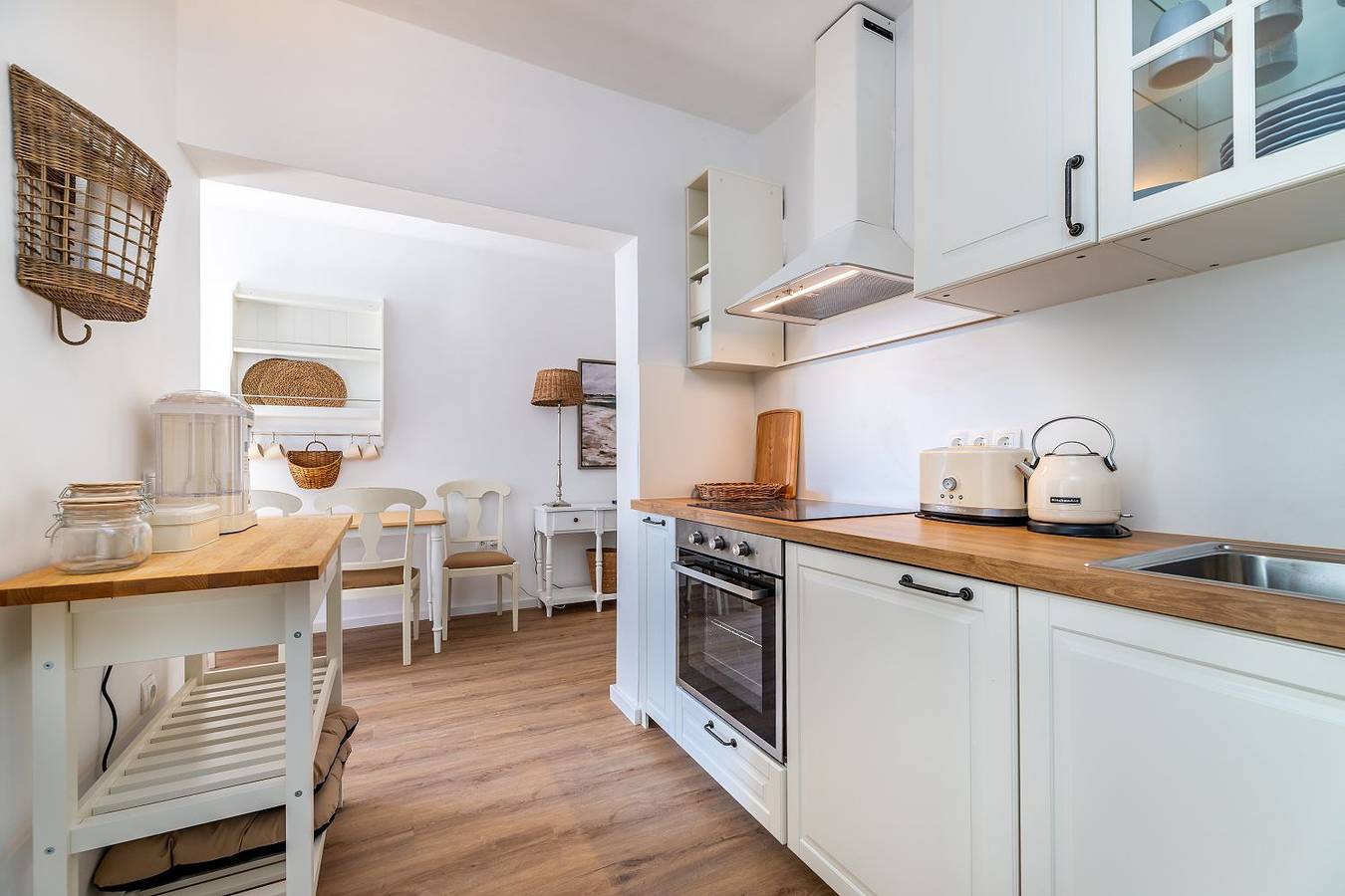 Ganze Wohnung, Moderne Unterkunft nur 400 Meter zum Strand in Baska, Krk