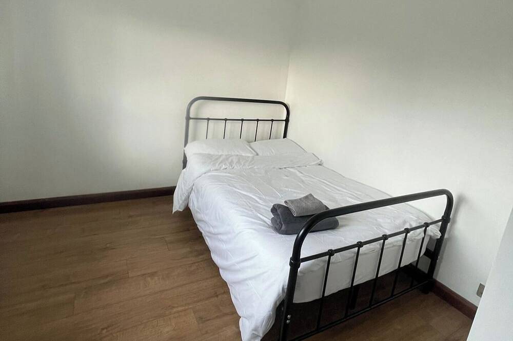 3-Bed Barnwell Retreat- Sleeps 6, Garden & Parking in Stevenage, Hertfordshire