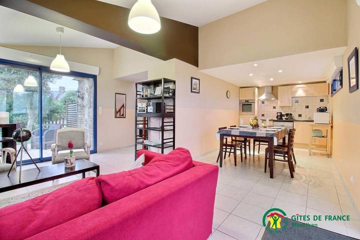 Gîte pour 4 personnes, avec piscine ainsi que jardin et terrasse à Merlevenez