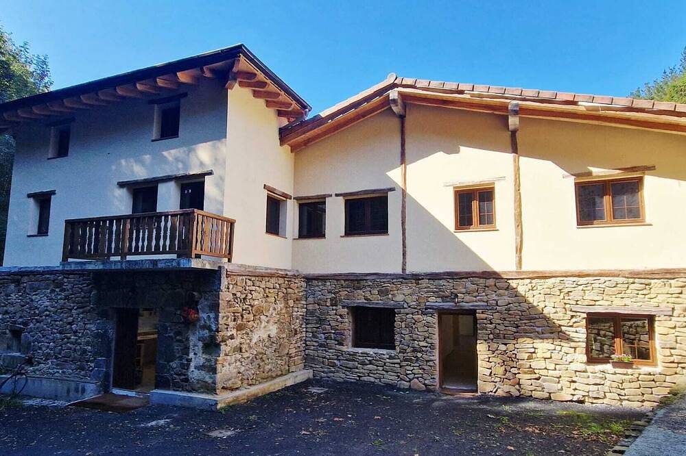 Jentilbaratze,más que una casa rural. Espacio multifuncional en plena naturaleza in Orozco, Cordillera Cantábrica