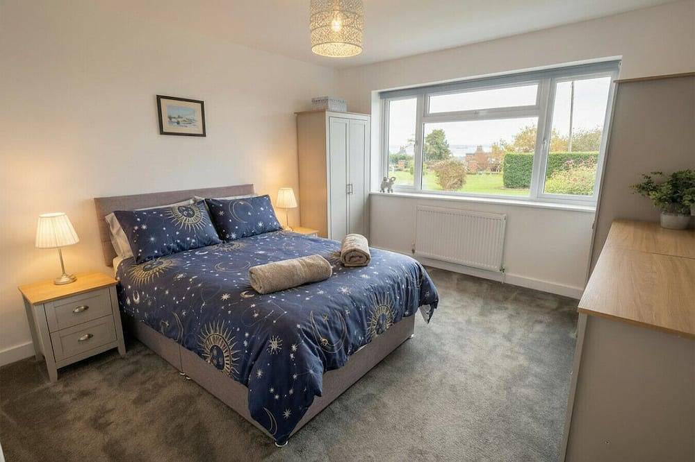 Beach opposite, panoramic sea views and a garden bar to enjoy in Fareham, Hampshire