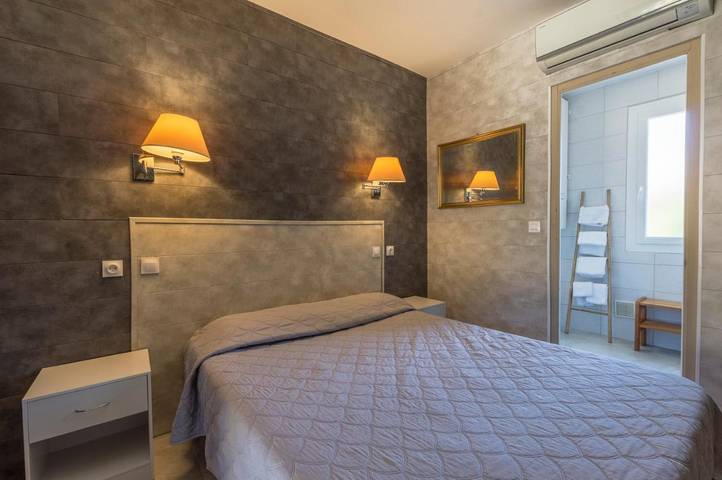 Hôtel pour 2 personnes, avec jardin ainsi que vue et piscine, animaux acceptés à Gignac - 2