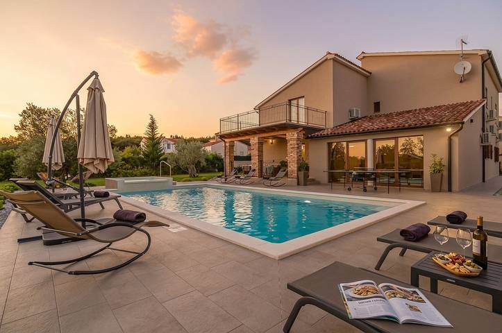 Villa pour 7 personnes, avec piscine ainsi que terrasse et jardin à Loborika