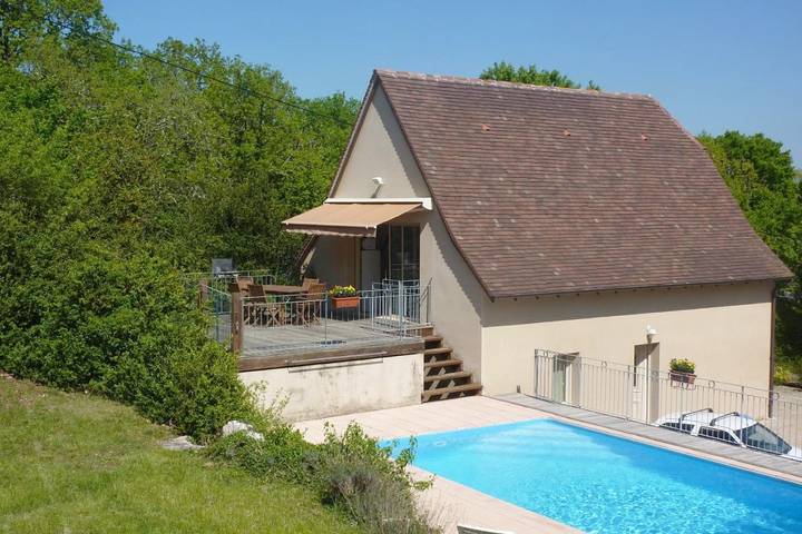 Location de vacances pour 6 personnes, avec Balcon et Terrasse ainsi que Jardin et Piscine à Loubressac
