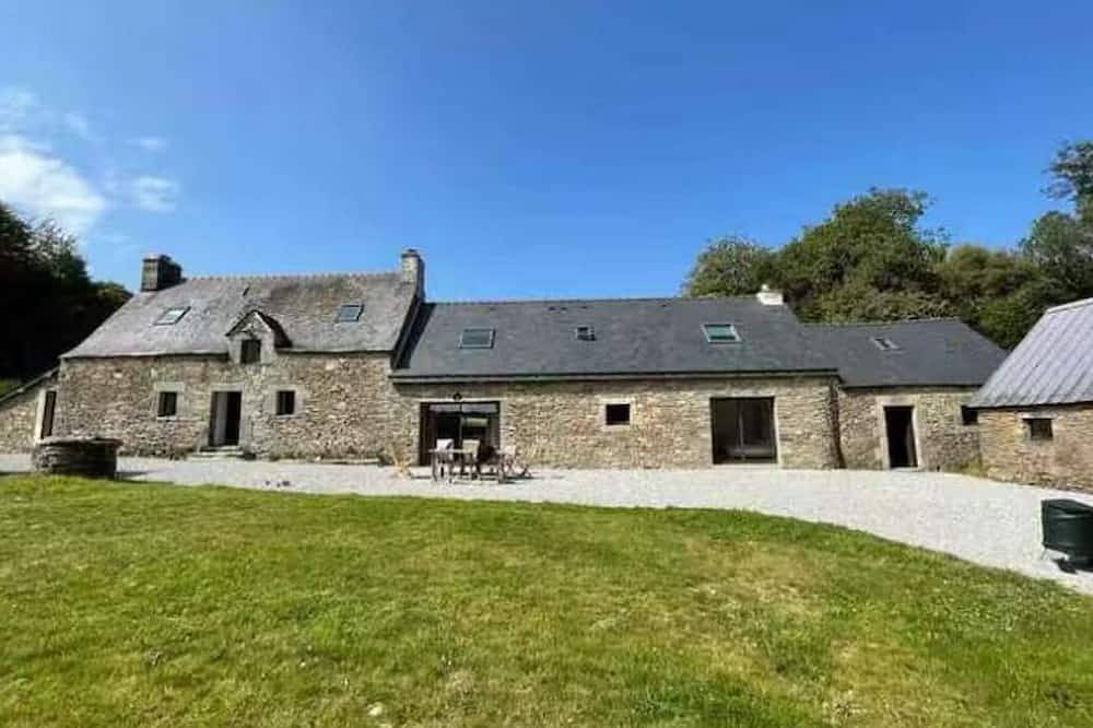 Family home in the forest near Lac de Guerledan in Sainte-Brigitte, Pontivy und Umgebung