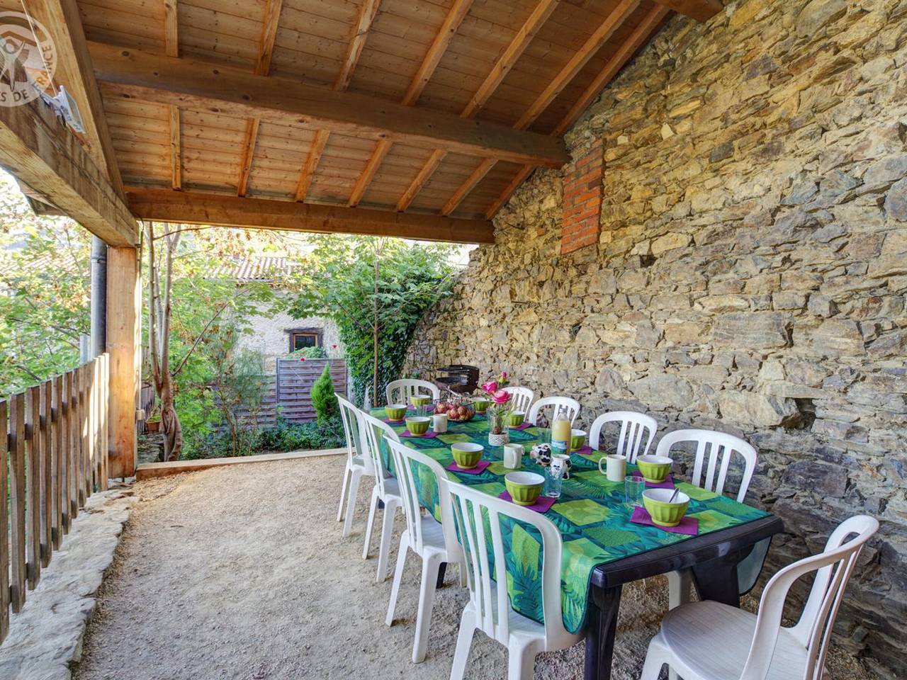 Geräumiges Familienlandhaus in Sycomores in La Terrasse-sur-Dorlay, Regionaler Naturpark Pilat