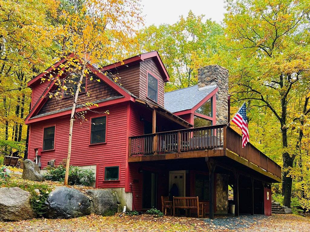Kundenspezifisches Ferienhaus mit weitläufigen Unterhaltungsmöglichkeiten im Freien sowie einer Bootsrutsche in Newbury (NH), Lake Sunapee