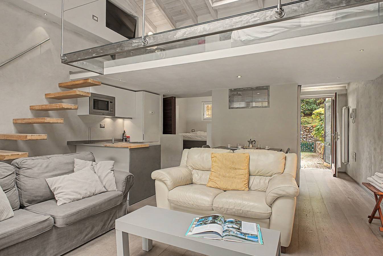 Hel lejlighed, Apartment 'Loft Hermitage  Lake View  Private' with Mountain View, Shared Pool and Wi-Fi in Spiaggia Punta Molino, Porto Valtravaglia
