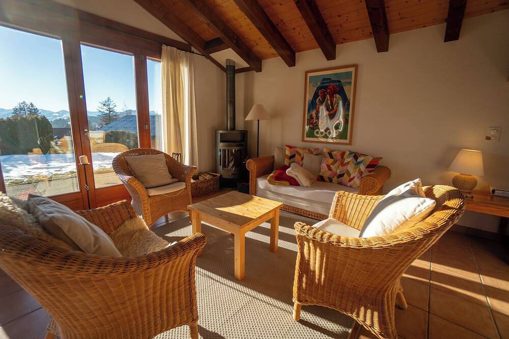 Le chalet se situe à 600m du départ des télécabines de la Barboleuse reliant le domaine skiable Gryo in Gryon, Alpes Vaudoises