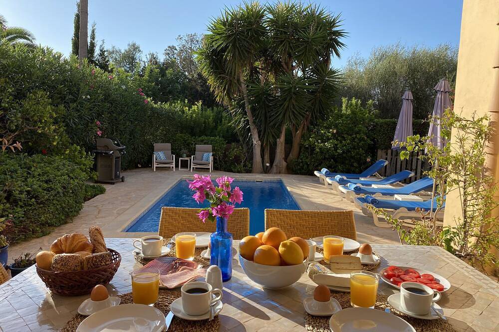 Ferienhaus mit Pool, Garten, Meerblick, strandnah,freies Wlan,Terrassen,Gasgrill in Portopetro, Santanyí