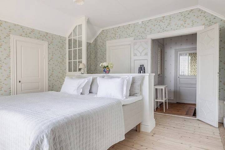Villa Gökboet is a spacious and ultra-charming oceanfront residence in Vaxholm, Archipel de Stockholm