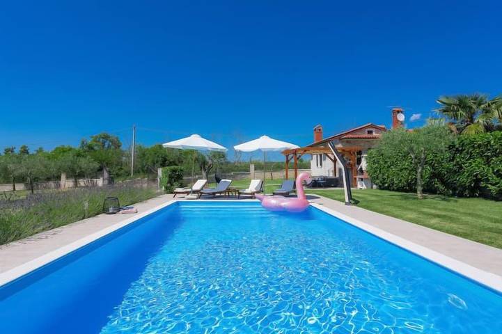 Ferienhaus für 4 Personen, mit Pool und Terrasse sowie Garten und Whirlpool